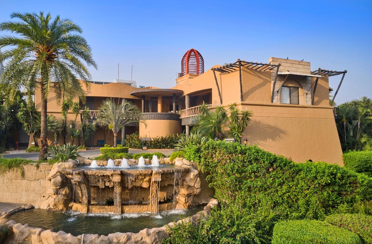 The Corinthians Resort And Club Pune Zewnętrze zdjęcie The clubhouse at the Palm Jumeirah Golf & Country Club