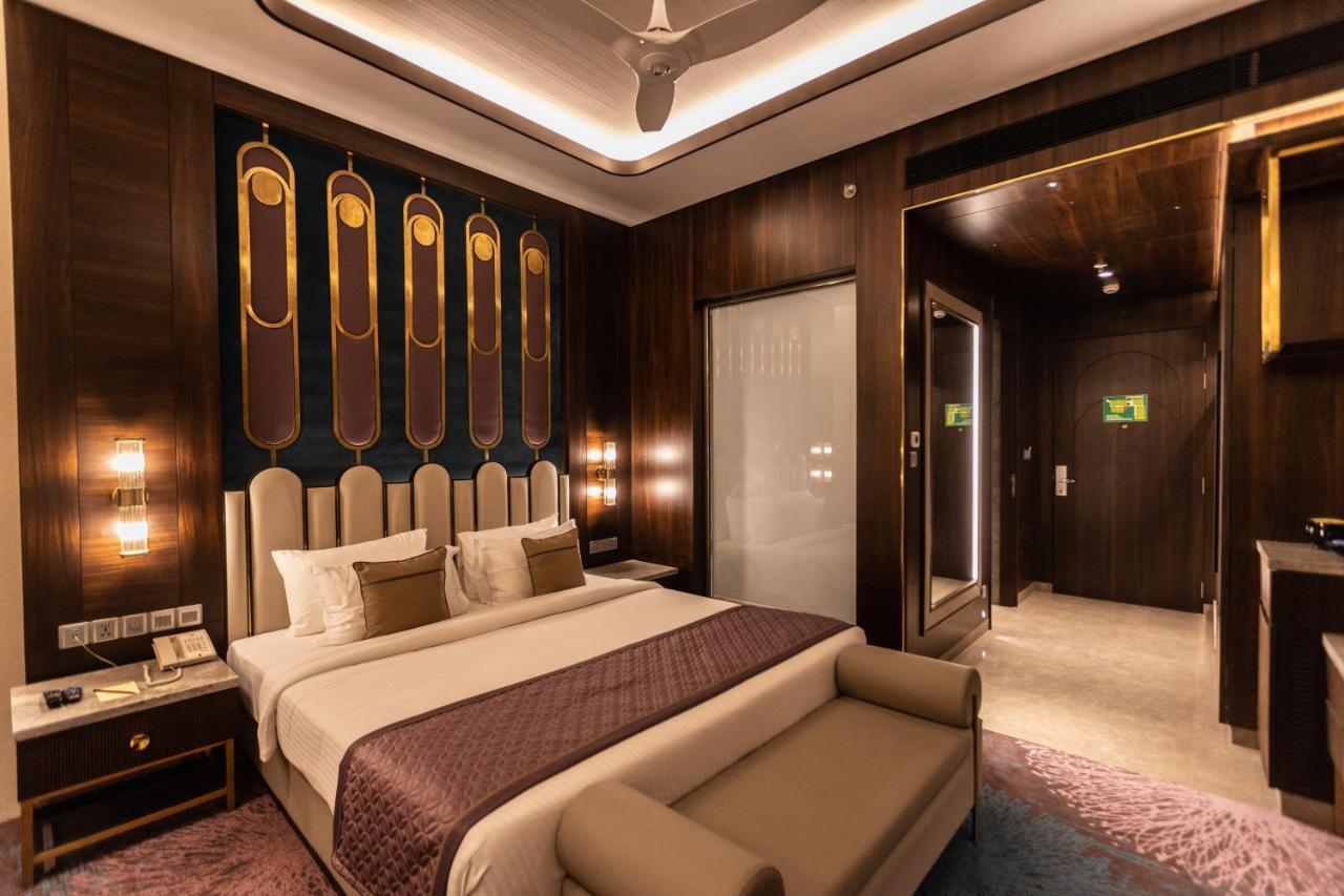 The Corinthians Resort And Club Pune Zewnętrze zdjęcie Suite room