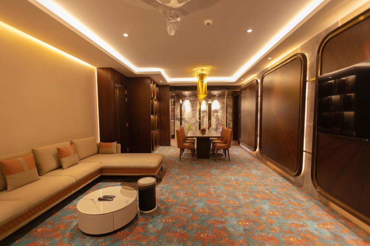 The Corinthians Resort And Club Pune Zewnętrze zdjęcie A suite at the Taj Mahal Palace