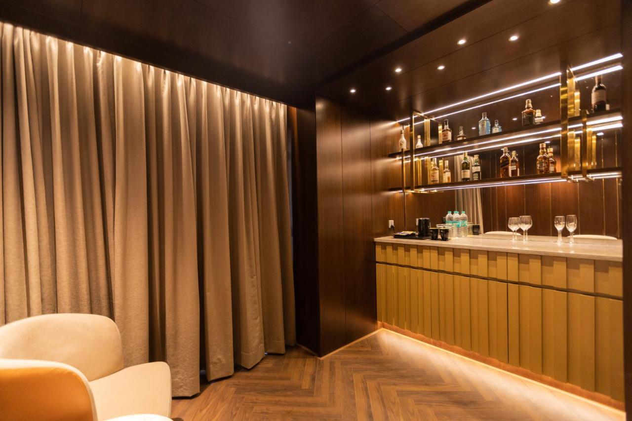 The Corinthians Resort And Club Pune Zewnętrze zdjęcie The bar