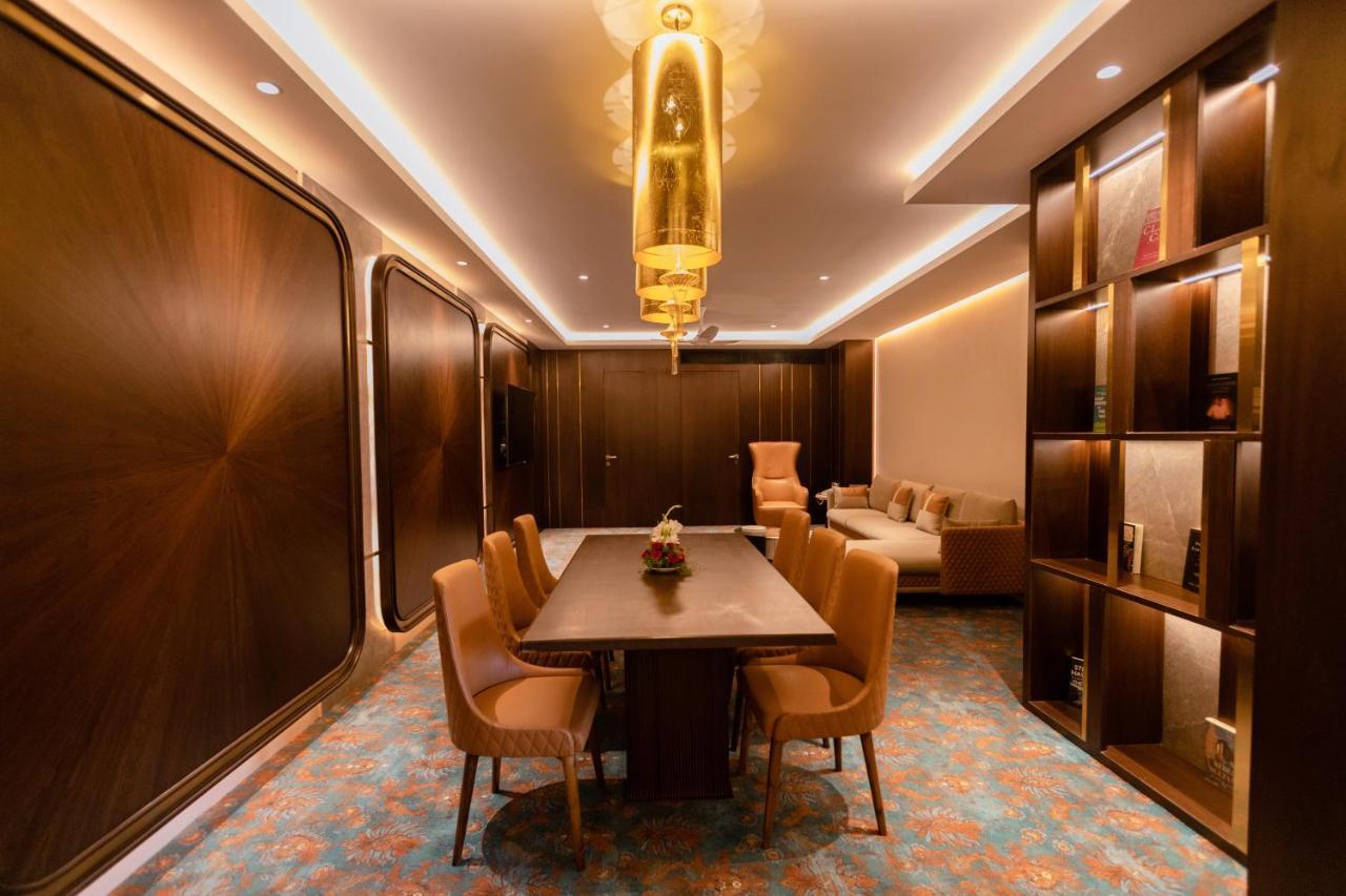 The Corinthians Resort And Club Pune Zewnętrze zdjęcie The interior of the Presidential Suite