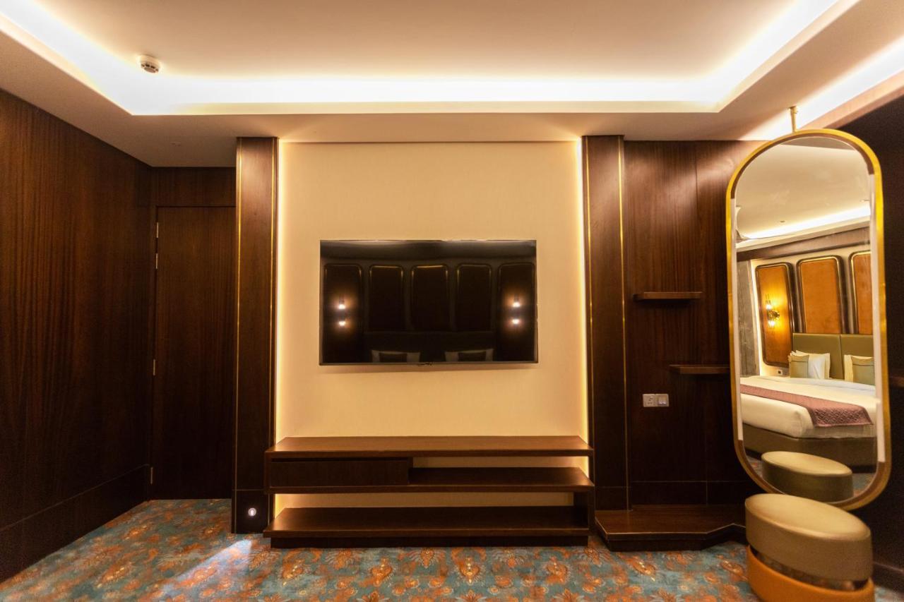 The Corinthians Resort And Club Pune Zewnętrze zdjęcie A suite on board