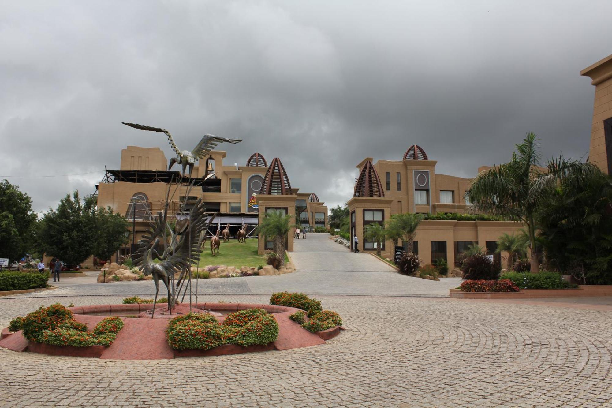 The Corinthians Resort And Club Pune Zewnętrze zdjęcie The Pearl Resort