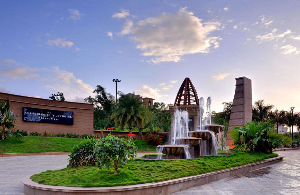 The Corinthians Resort And Club Pune Zewnętrze zdjęcie Fountain at the entrance of the hotel