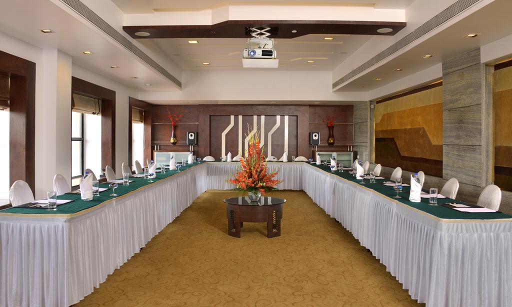The Corinthians Resort And Club Pune Zewnętrze zdjęcie A meeting room at a hotel