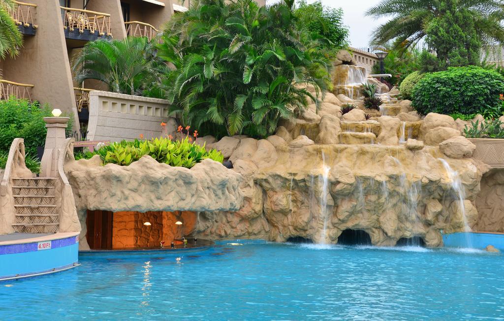 The Corinthians Resort And Club Pune Zewnętrze zdjęcie The pool at the Royal Mirage