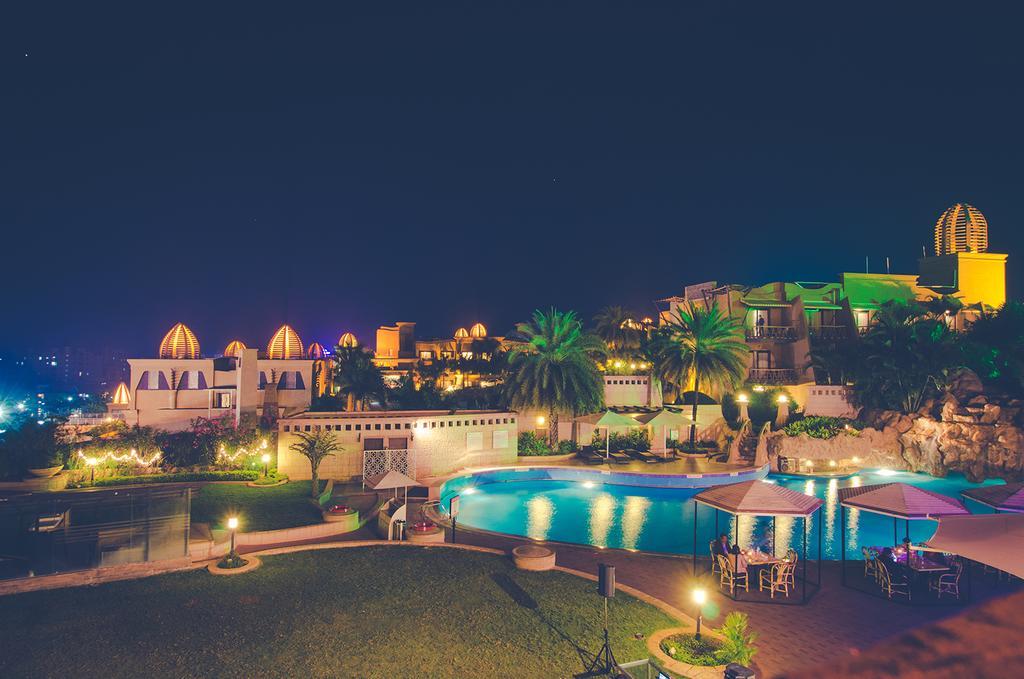 The Corinthians Resort And Club Pune Zewnętrze zdjęcie The resort at night