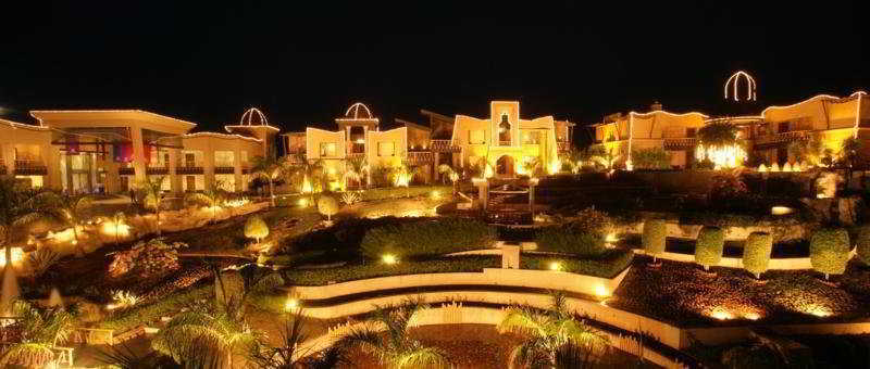 The Corinthians Resort And Club Pune Zewnętrze zdjęcie The resort at night